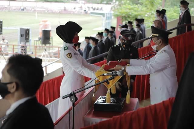 Bupati Pesisir Selatan, Drs. Rusma Yul Anwar, M.Pd bertindak sebagai inspektur upacara pengibaran Sang Merah Putih HUT RI ke-76